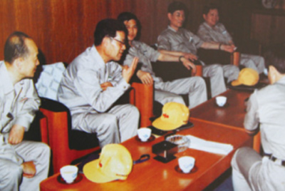 為了學(xué)習(xí)外國先進(jìn)技術(shù)和管理方法，前往引進(jìn)技術(shù)與設(shè)備的國家進(jìn)行實地考察。薛仲光廠長在日本。