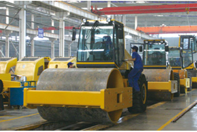 2002年2月，由履帶廠開發(fā)研制的YZ18液壓振動壓路機(jī)，順利下線。