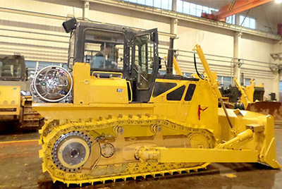 世界上第一臺燃?xì)庑吐膸酵仆翙C(jī)——SD20-5（LNG）在研究總院新產(chǎn)品試制中心下線。SD20-5（LNG）履帶式推土機(jī)是公司順應(yīng)行業(yè)發(fā)展趨勢開發(fā)的一款節(jié)能、環(huán)保產(chǎn)品，整機(jī)采用天然氣專用發(fā)動機(jī)，燃燒后無積炭，滿足stageIIIA排放，壽命更長，維修頻率更低。