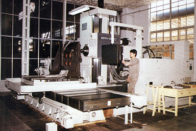 BPN-13B(R4)數(shù)控臥式加工中心。廠房擴(kuò)建加大，設(shè)備填平補(bǔ)齊，增加精、大、稀設(shè)備，新上生產(chǎn)線，提高企業(yè)裝備素質(zhì)，使山推廠成為名副其實的大馬力推土機(jī)生產(chǎn)廠。